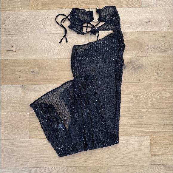 PrettyLittleThing - Sheer Sequin Mesh Cut Out Maxi Dress in Black - Picture 5 of 7